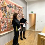 Die Künstlerin Amelie Plümpe und die Kunsthistorikerin Julia Meyer-Brehm stehen im Ausstellungsraum und unterhalten sich.